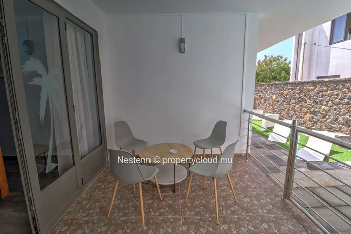 Modern 2-Bedroom Ensuite Apartment with Pool