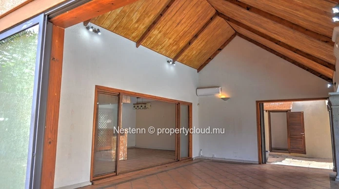 Grande maison familiale de 380 m² sur un terrain de 1 140 m² (27 perches) avec pavillon et piscine