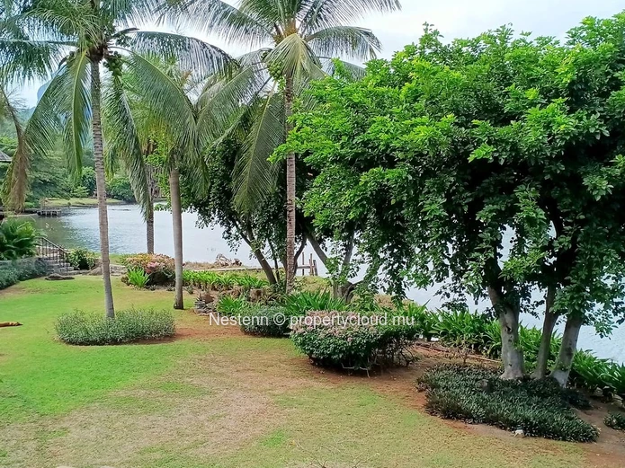 Entre mer et rivière, un penthouse les pieds dans l'eau