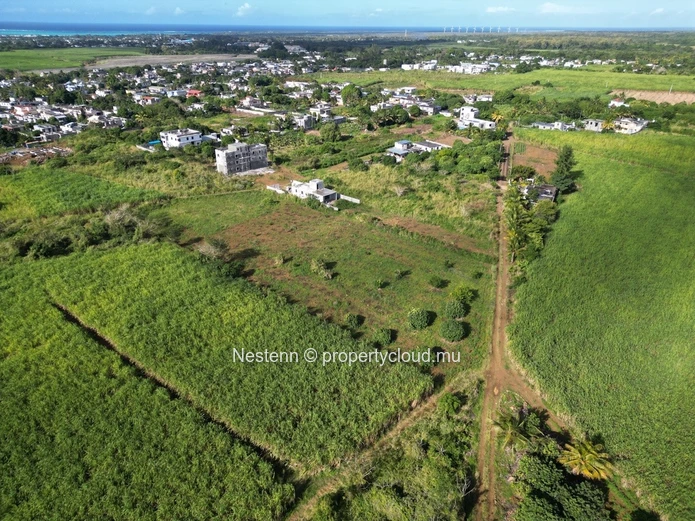 Vaste terrain résidentiel de 6330 m² avec accès routier sur deux côtés à proximité de projets résidentiels