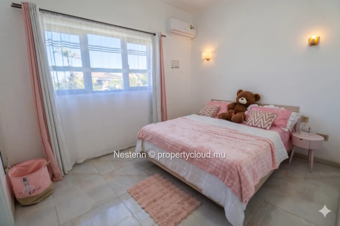 Modern Duplex Villa in Cap Malheureux with 5 bedrooms, private pool, American kitchen, and fully furnished, ideal for...