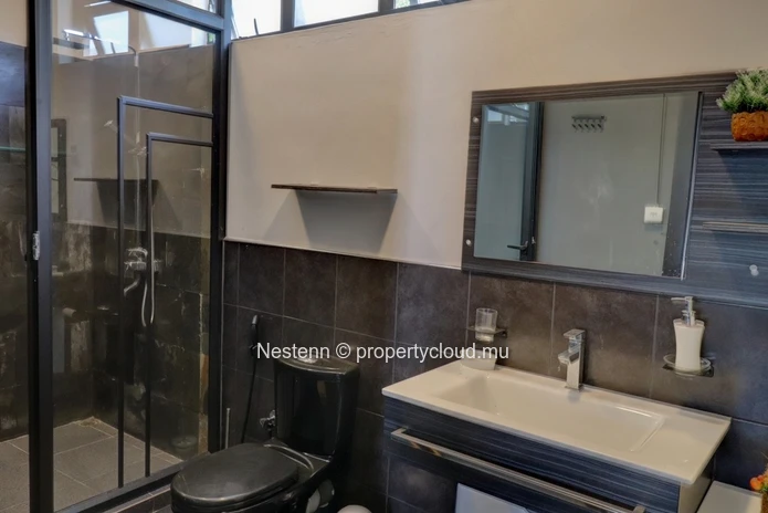  Duplex de 2 chambres avec piscine privée proche des arrêts de bus.