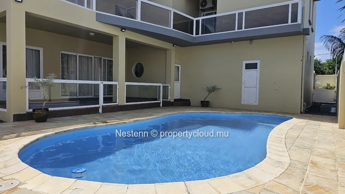 Triplex moderne avec piscine privée et vue mer a quelques pas de marche de la mer