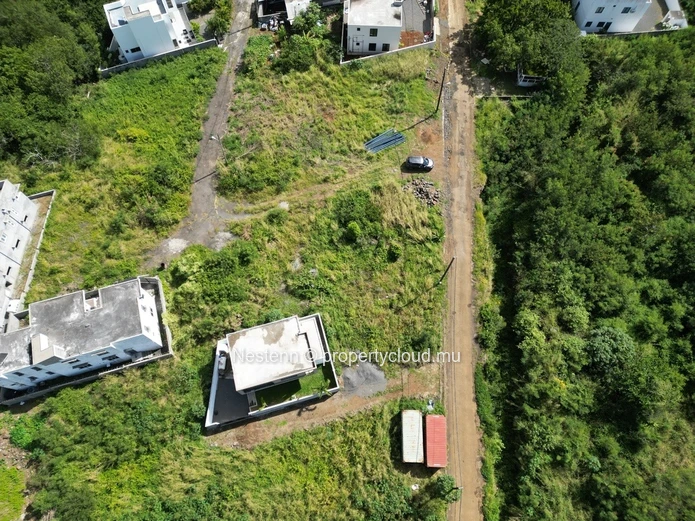 Terrain résidentiel de 474,4 m² à 100 m de la route principale
