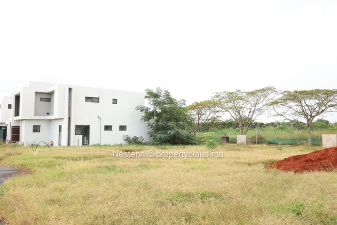 Residential plot of 399.37 m² with park and mountain views 