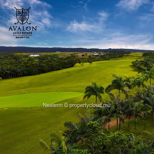 Terrain résidentiel de 2293 m2 sur golf avec vue mer et montagne