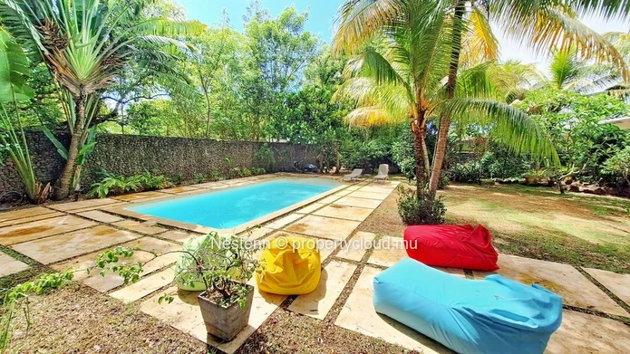 Elégante villa de style colonial, nichée dans un vaste jardin luxuriant 