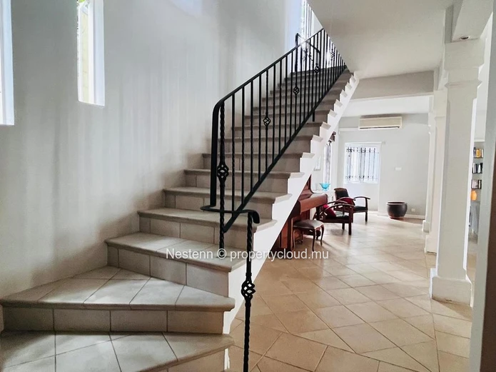 Spacieuse villa duplex de 4 chambres avec piscine