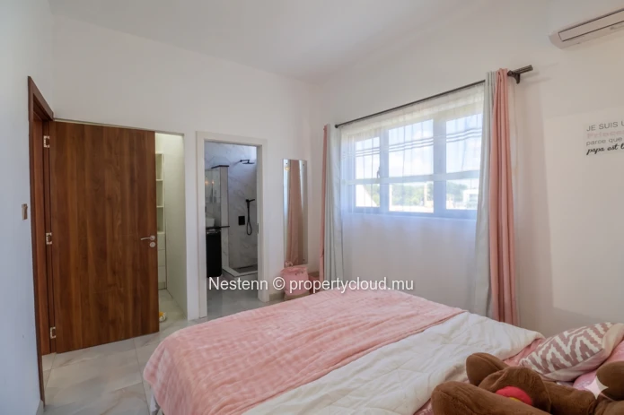 Modern Duplex Villa in Cap Malheureux with 5 bedrooms, private pool, American kitchen, and fully furnished, ideal for...