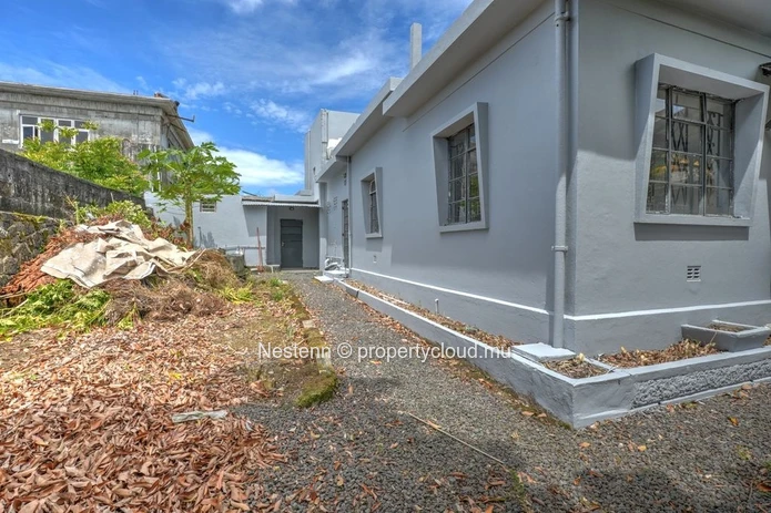  120 m² building on a 527 m² plot of land on the main road 