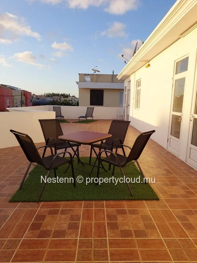Comfortable studio apartment a stone's throw from the beach with swimming pool and secure parking. 