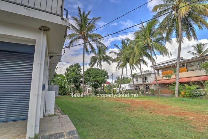 Commercial premises of 204 m² with parking spaces