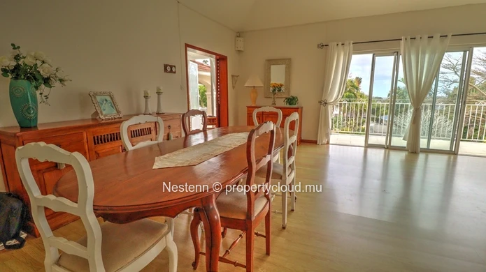 Bienvenue dans cette magnifique maison familiale nichée offrant un cadre de vie exceptionnel. 