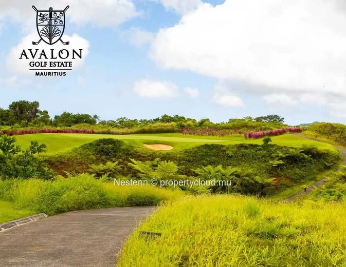 Terrain résidentiel de 2121 m2 sur golf avec vue mer et montagne