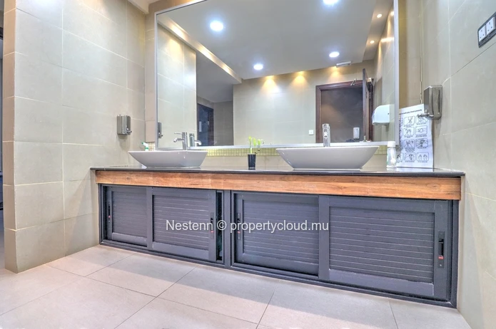 Furnished 20 m² offices with air conditioning, parking, and meeting rooms