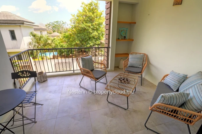 Nice 2-bed apartment in a small residence with swimming pool.