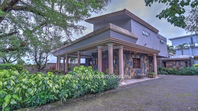 Villa de 4 chambres avec jardin de 2110m² piscine privée charme rustique et moderne