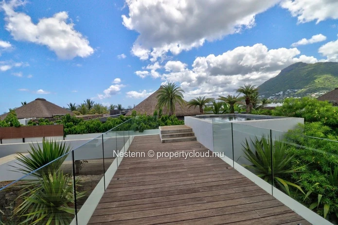 Magnificent 3-bedroom duplex with private pool and sea view