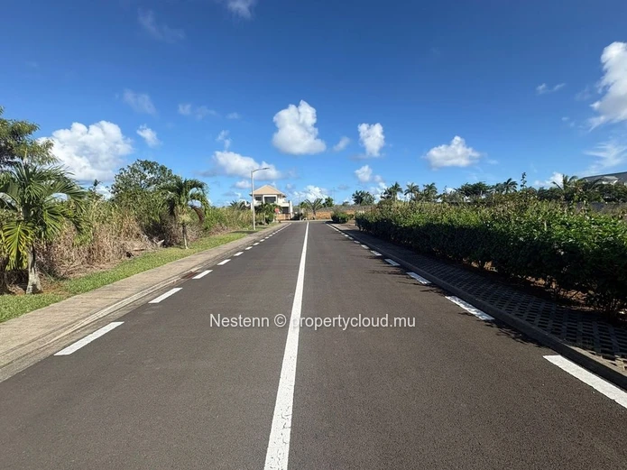 Spacious 912m² residential plot in gated community 