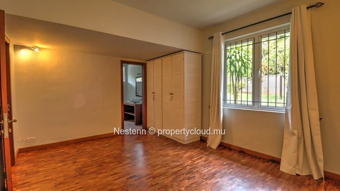Office of over 500m² 