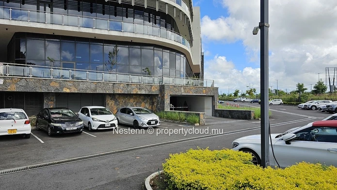 Convenient office space with green surroundings near the airport
