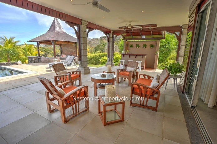Une villa unique, où modernité et charme tropical se rencontrent.