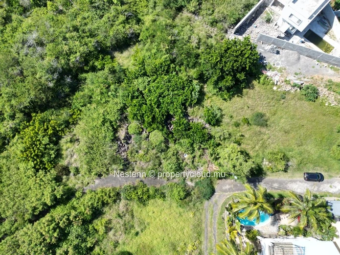 706m² of residential land – 5 Minutes walk to the beach