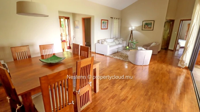 Superbe villa familiale de 4 chambres dans un domaine sécurisé et recherché