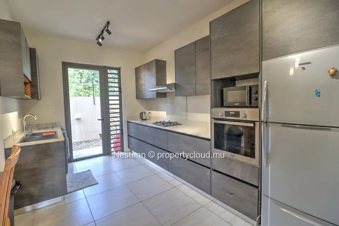 Comfortable 2-bedroom apartment with swimming pool, green spaces and immediate proximity to amenities