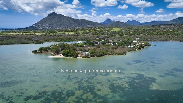 3 bedrooms apartment of 155m2 feet in the water on the exclusive site