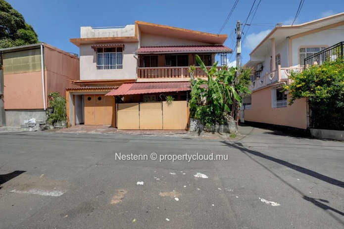 Maison de 200 m², construite sur un terrain de 241 m² 