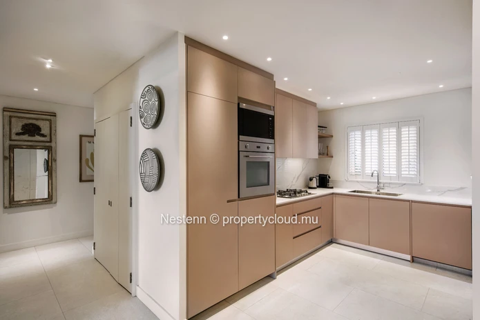 Appartement moderne de 2 chambres avec piscine privée et vue mer.