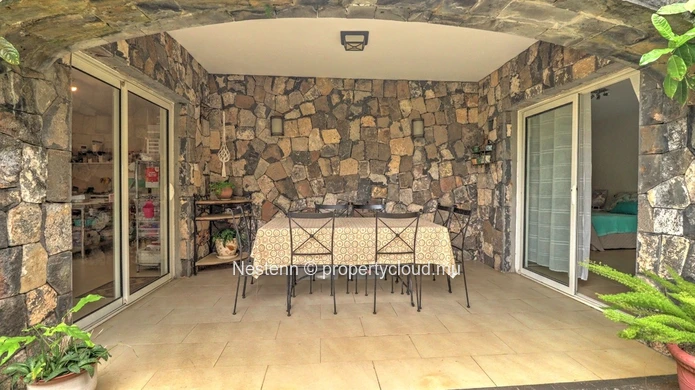 Bienvenue dans cette magnifique maison familiale nichée offrant un cadre de vie exceptionnel. 