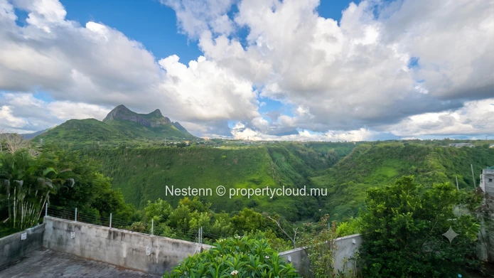 House overlooking the ravine with magnificent views 