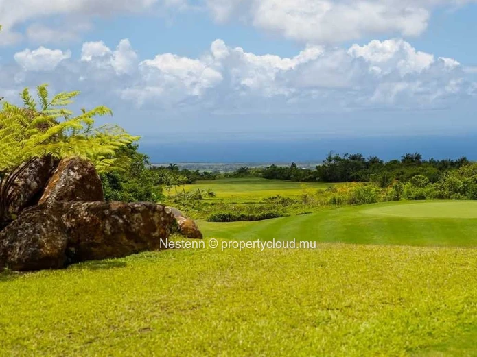 Terrain résidentiel de 2121 m2 sur golf avec vue mer et montagne