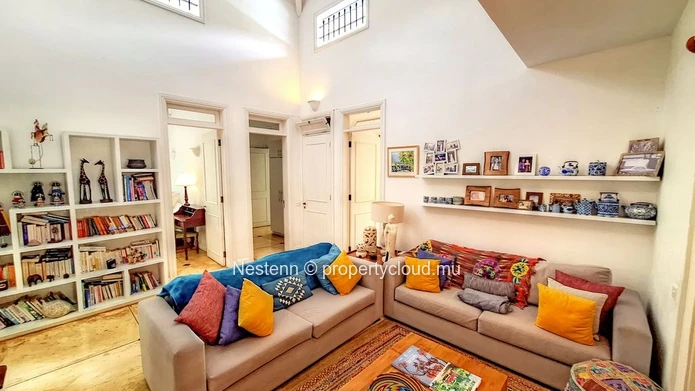 Elégante villa de style colonial, nichée dans un vaste jardin luxuriant 