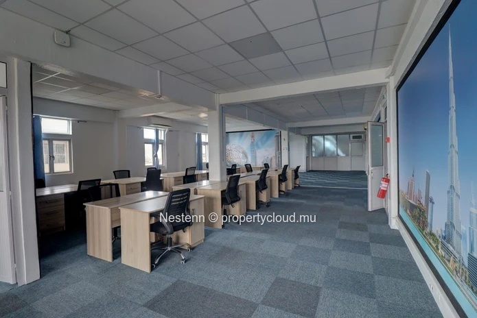 Furnished office on the 4th floor with stunning views of the city center