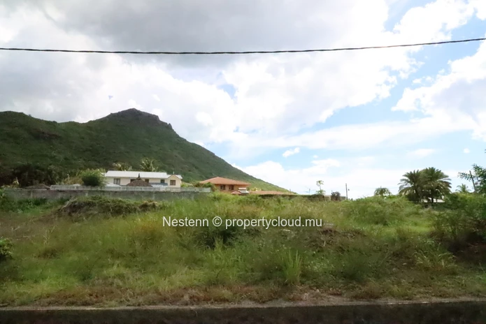Residential land of 1065 m2 in a popular area of the west.