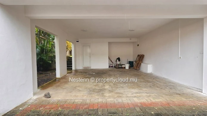 Contemporary 5-bedroom house 