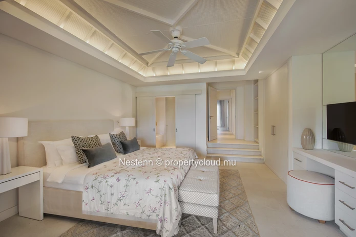 Appartement moderne de 2 chambres avec piscine privée et vue mer.