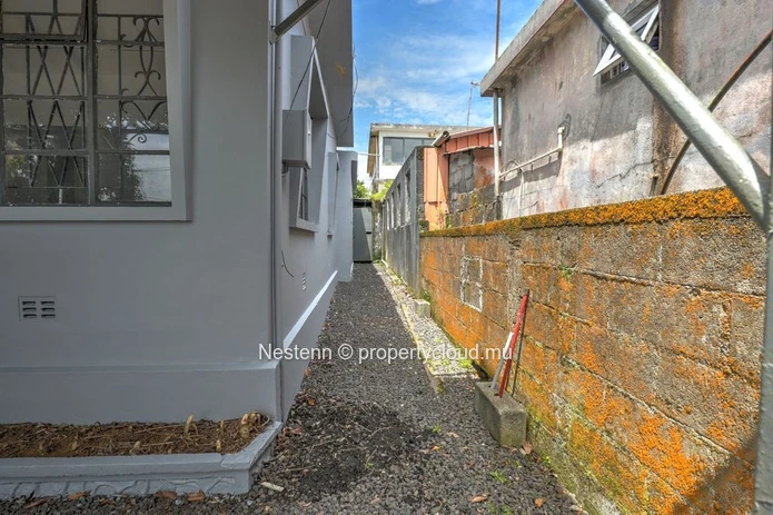  120 m² building on a 527 m² plot of land on the main road 