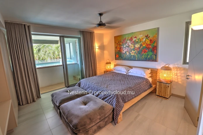 Modern 3 bedroom apartment with private pool and direct beach access