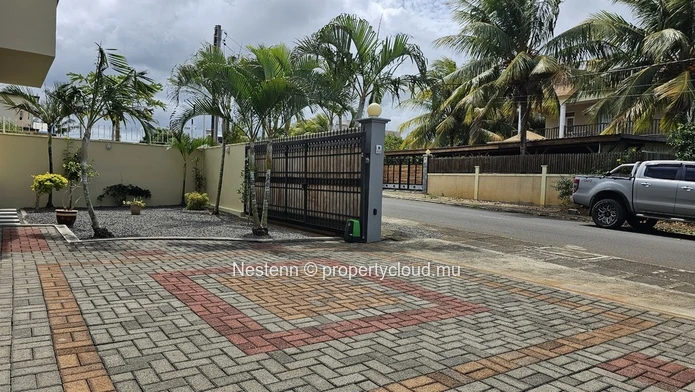 Triplex moderne avec piscine privée et vue mer a quelques pas de marche de la mer