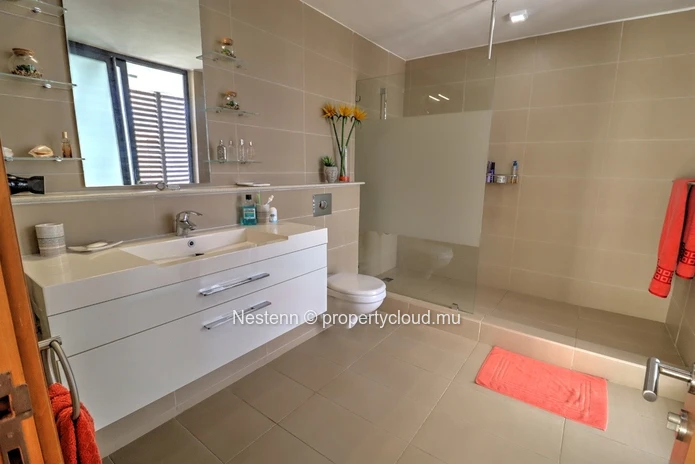 Beautiful 2 bedroom apartment just minutes from the beach