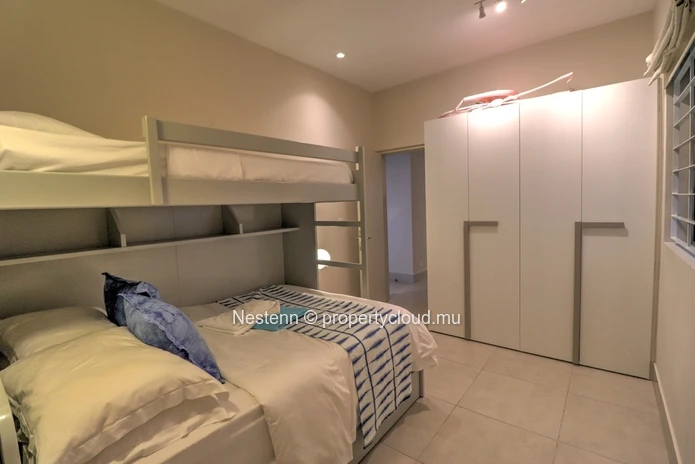 Modern 3-bed apartment with garden and private access to the beach. 