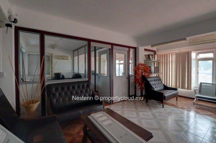 Spacious office on the 1st floor, offering peace and quiet and optimal working conditions.