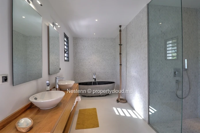 Exceptionnelle villa de 5 chambres en suite dans un cadre enchanteur de bord de rivière
