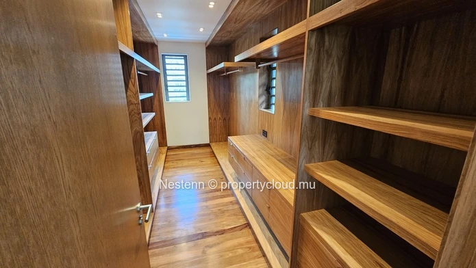 Modern 4-bedroom villa 