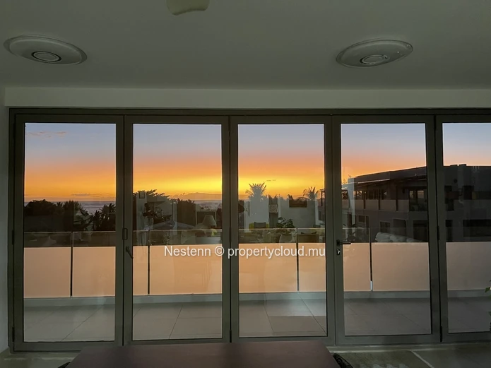 Magnifique penthouse de 3 chambres en suite idéalement situé à côté de la plage 