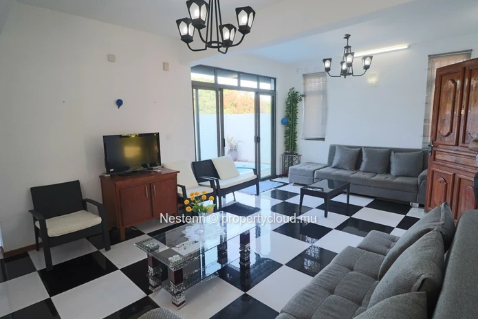 À LOUER – Superbe villa en Duplex  avec Piscine et Grand Jardin arbore.